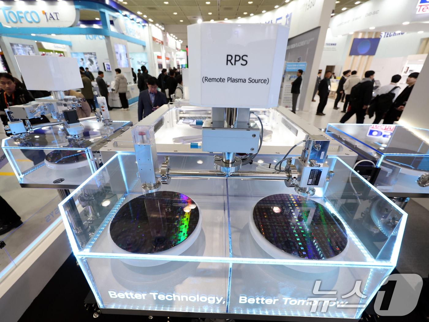 본문 이미지 - 19일 서울 강남구 코엑스에서 열린 '세미콘 코리아 2025'에서 관람객들이 전시된 웨이퍼 제작 설비를 살펴보고 있다. 글로벌 반도체 기업들이 한자리에 모여 첨단 반도체 기술을 선보이는 이번 박람회는 오는 21일까지 진행된다. 2025.2.19 ⓒ 뉴스1 황기선 기자