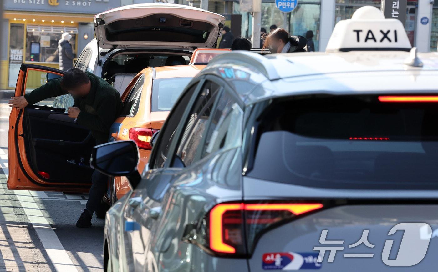  서울역 택시승하차장의 모습. 2025.2.19/뉴스1 ⓒ News1 이동해 기자