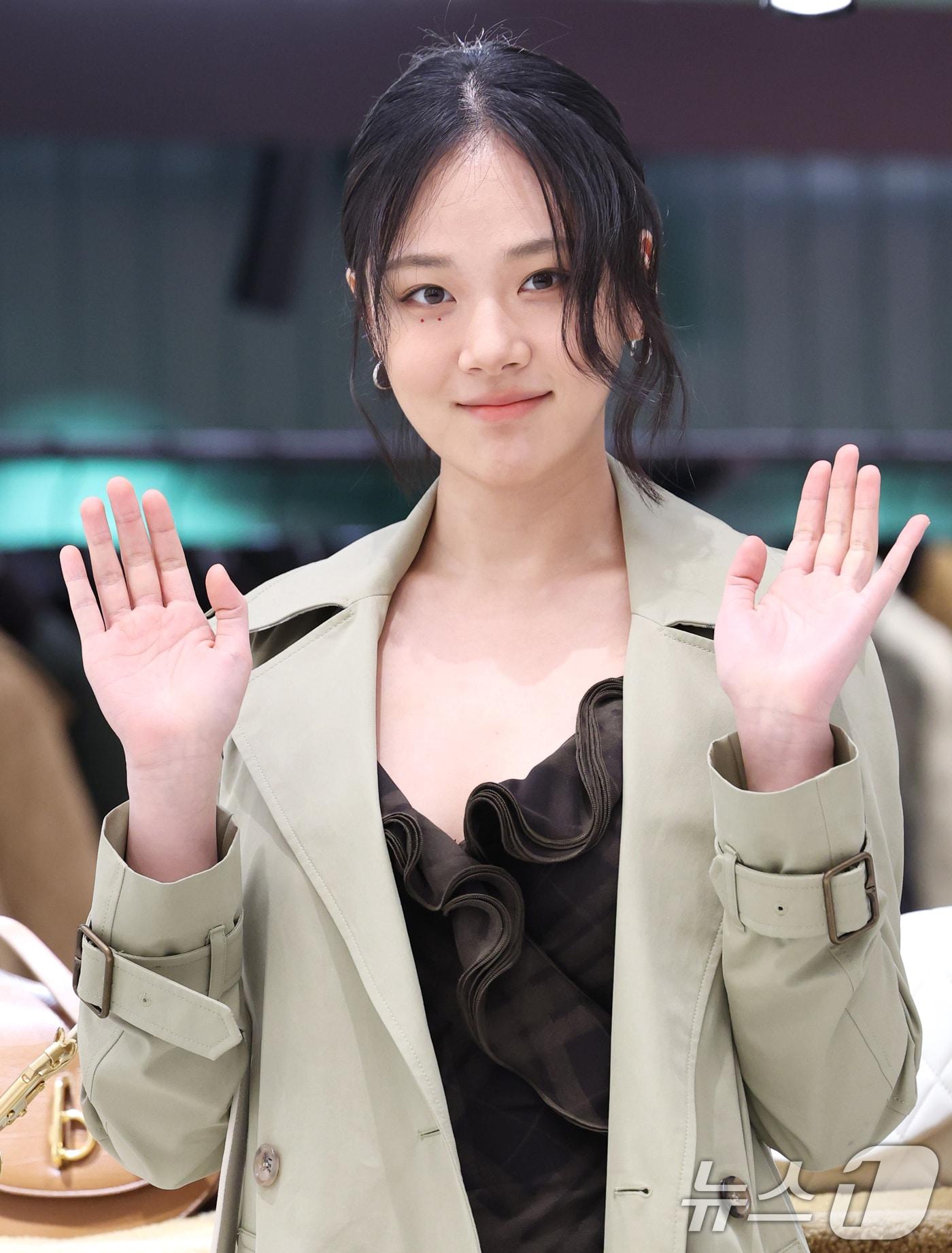 본문 이미지 - 가수 비비(본명 김형서)가 19일 오전 서울 여의도 더현대 서울에서 열린 브랜드 버버리(BURBERRY)의 팝업스토어 오픈 행사에 참석해 포즈를 취하고 있다. 2025.2.19/뉴스1 ⓒ News1 권현진 기자