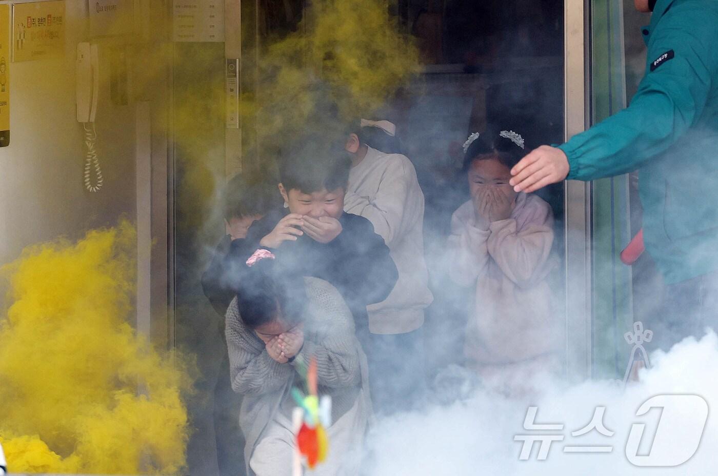 건조한 날씨 속에 크고 작은 화재가 발생하고 있는 가운데 19일 광주 북구청어린이집에서 구청 안전총괄과 직원들과 아이들이 화재 대피 훈련을 하고 있다. (광주 북구 제공.재판매 및 DB금지)2025.2.19/뉴스1 