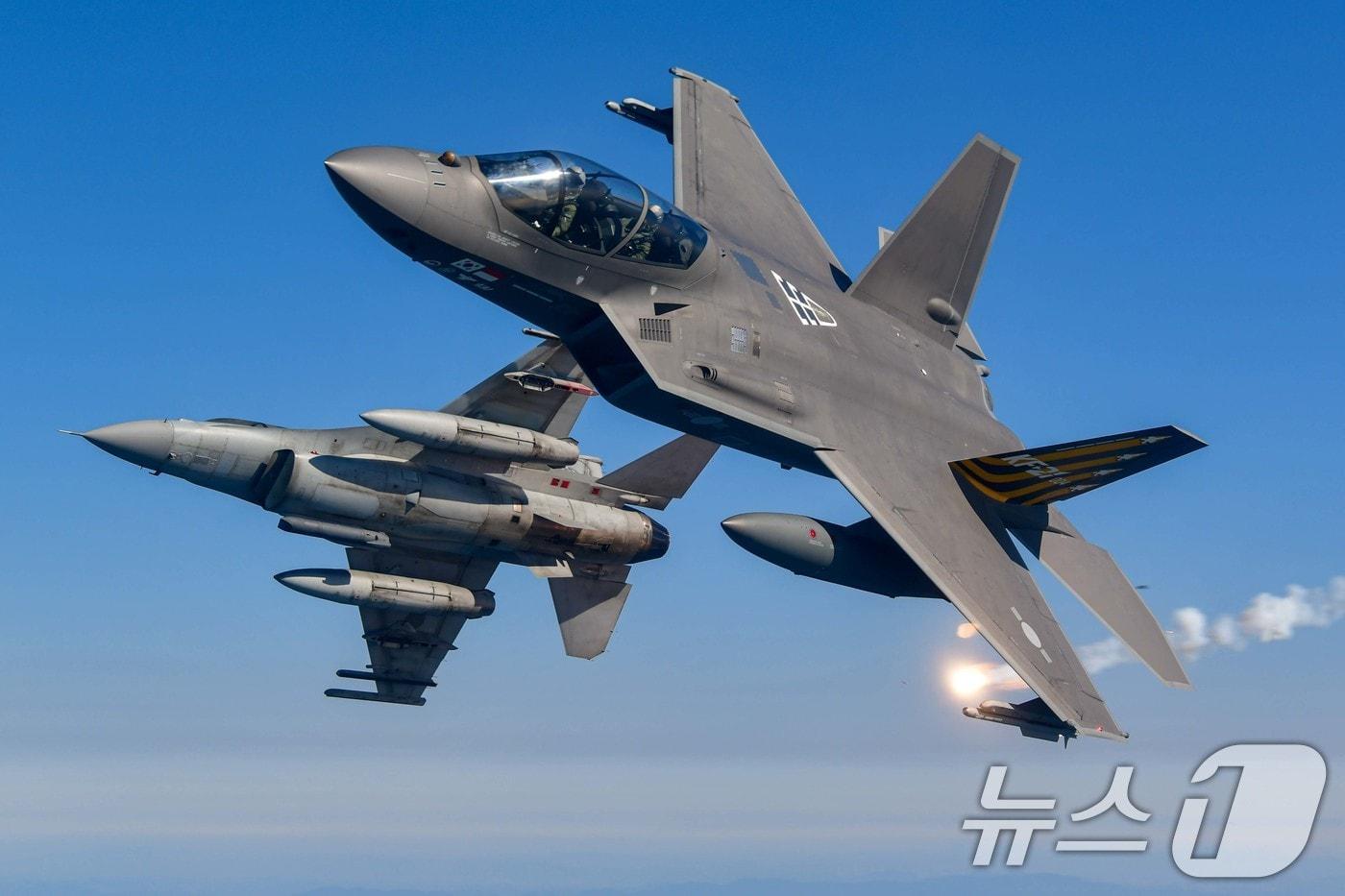 이영수 공군참모총장이 탑승한 KF-21이 19일 오전 사천기지 인근 상공에서 KF-16과 함께 시험비행을 하고 있다. &#40;공군 제공. 재판매 및 DB 금지&#41; 2025.2.19/뉴스1