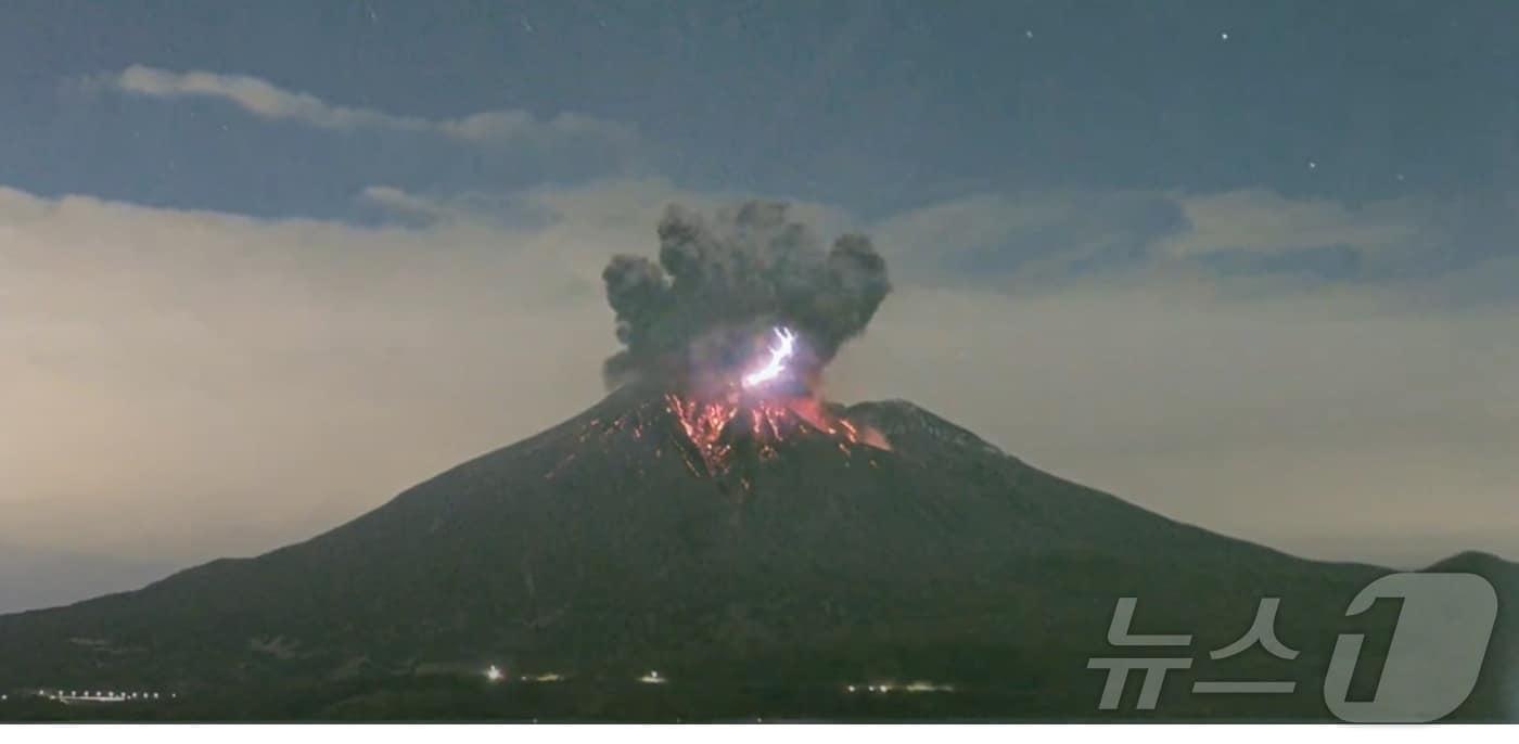 사쿠라지마 화산이 분화하며 번개가 치는 모습. (유튜브 'zaihoch' 화면 갈무리)
