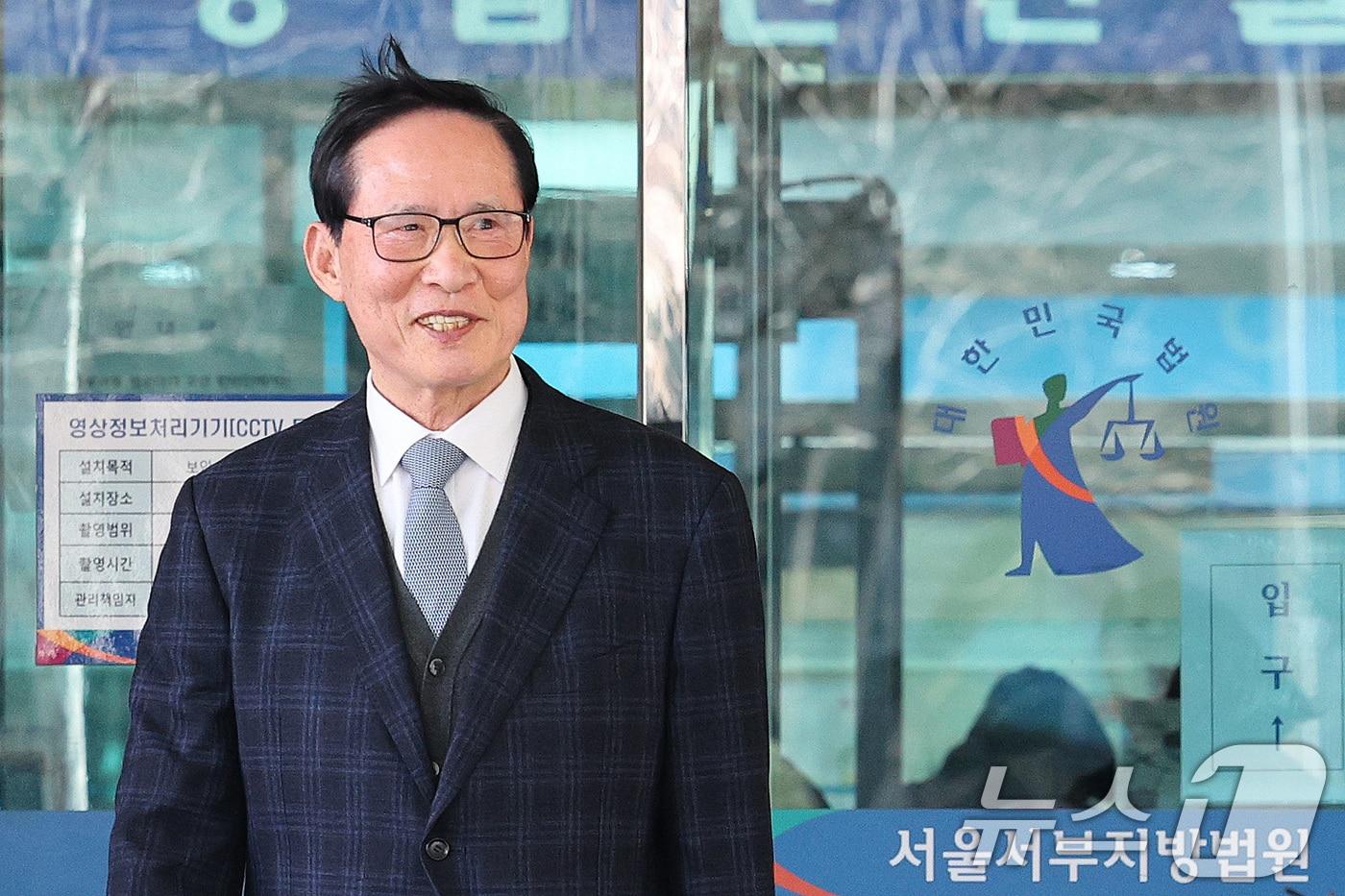 송영무 전 국방부 장관이 지난 2월 19일 서울 마포구 서울서부지방법원에서 열린 직권남용권리행사방해 혐의 선고 공판을 마친 후 법정을 나서며 취재진의 질의에 답변하고 있다. 2025.2.19/뉴스1 ⓒ News1 신웅수 기자