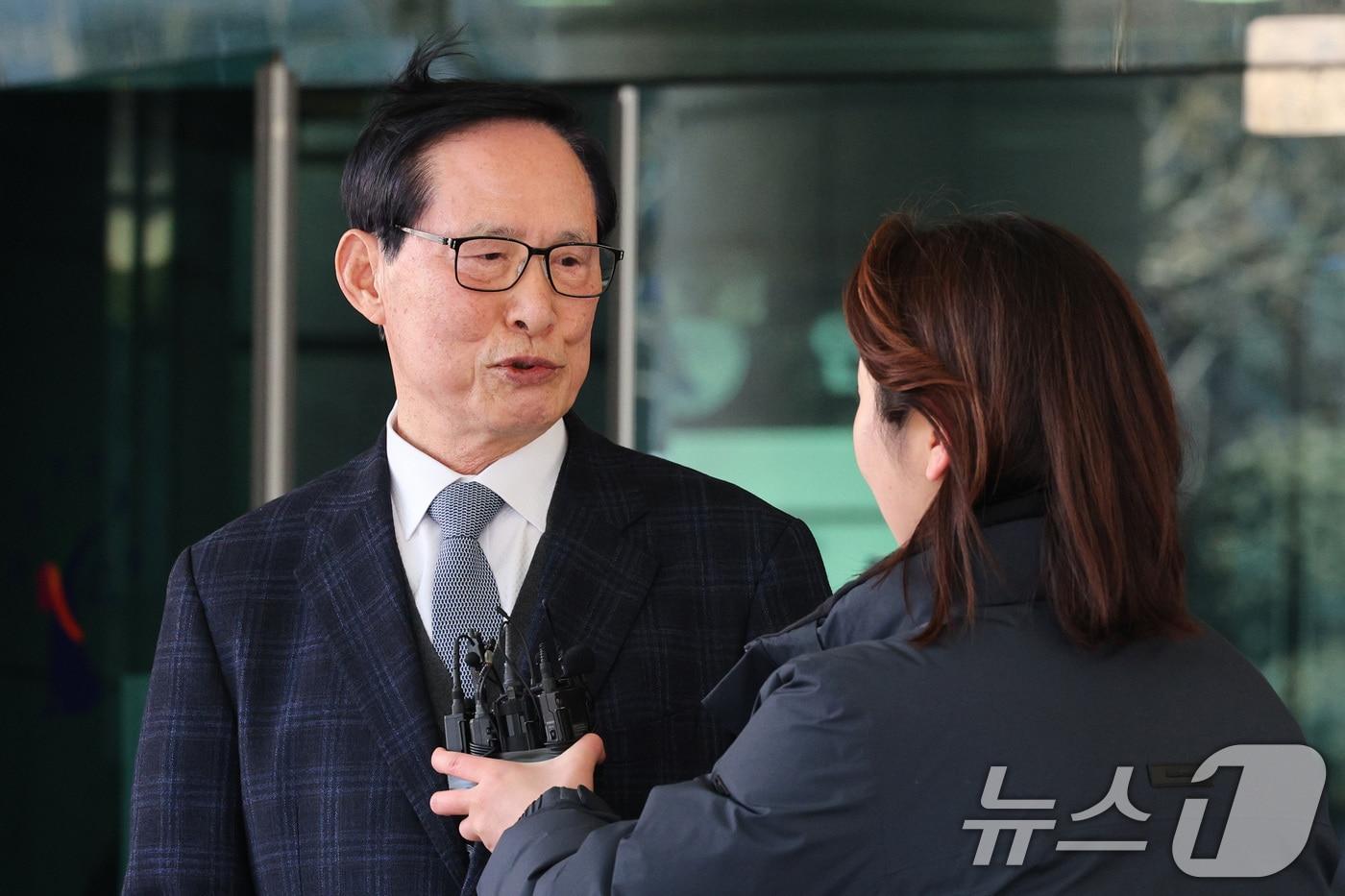 송영무 전 국방부 장관이 19일 오후 서울 마포구 서울서부지방법원에서 열린 직권남용권리행사방해 혐의 선고 공판을 마친 후 법정을 나서며 취재진의 질의에 답변하고 있다. 송 전 장관은 박근혜 정부 당시인 2018년 국군기무사령부의 계엄 검토 문건과 관련해 군 간부들에게 서명을 강요한 혐의로 재판에 넘겨졌으며 1심은 무죄를 선고했다. 2025.2.19/뉴스1 ⓒ News1 신웅수 기자