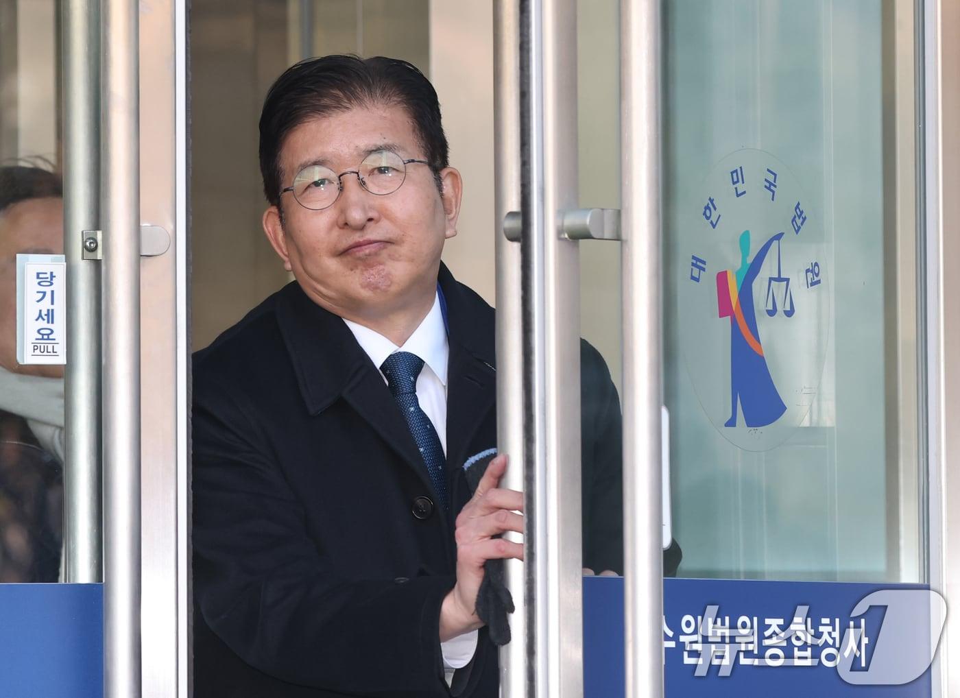 본문 이미지 - 제22대 국회의원 선거 당시 &#39;재산 축소 의혹&#39;으로 재판에 넘겨진 이상식 더불어민주당 의원&#40;경기 용인갑&#41;이 19일 오후 경기 수원시 영통구 수원지방법원에서 열린 1심 선고공판을 마치고 나오고 있다. 수원지법은 이날 열린 선고 공판에서 이 의원에게 벌금 300만원을 선고 했다. 2025.2.19/뉴스1 ⓒ News1 김영운 기자