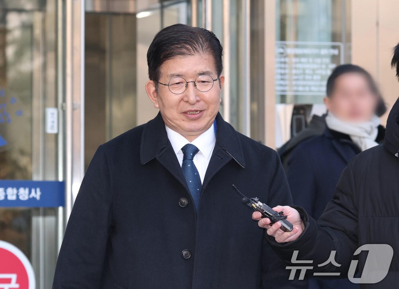 본문 이미지 - 제22대 국회의원 선거 당시 '재산 축소 의혹'으로 재판에 넘겨진 이상식 더불어민주당 의원(경기 용인갑)이 19일 오후 경기 수원시 영통구 수원지방법원에서 열린 1심 선고공판을 마치고 나와 입장을 밝히고 있다.2025.2.19/뉴스1 ⓒ News1 김영운 기자