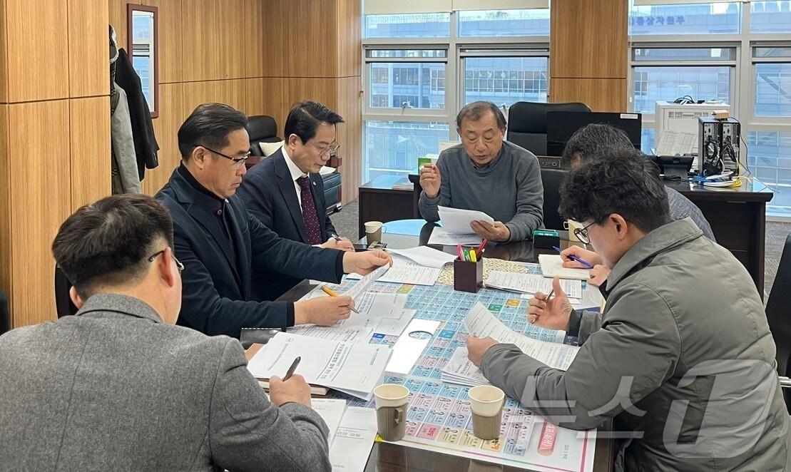 본문 이미지 - 2026여수세계섬박람회 조직위원회는 19일 이정현 대통령 직속 지방시대위원회 부위원장을 만나 섬박람회 성공 개최를 위한 협력 방안을 논의하고 있다.(여수시 제공. 재판매 및 DB 금지)2025.2.19/뉴스1