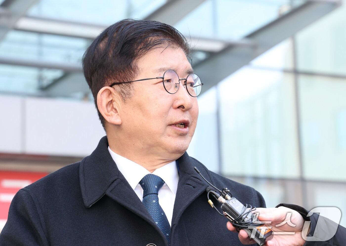 제22대 국회의원 선거 당시 '재산 축소 의혹'으로 재판에 넘겨진 이상식 더불어민주당 의원(경기 용인갑)이 19일 오후 경기 수원시 영통구 수원지방법원에서 열린 1심 선고공판을 마치고 나와 입장을 밝히고 있다. 수원지법은 이날 열린 선고 공판에서 이 의원에게 벌금 300만원을 선고 했다. 2025.2.19/뉴스1 ⓒ News1 김영운 기자