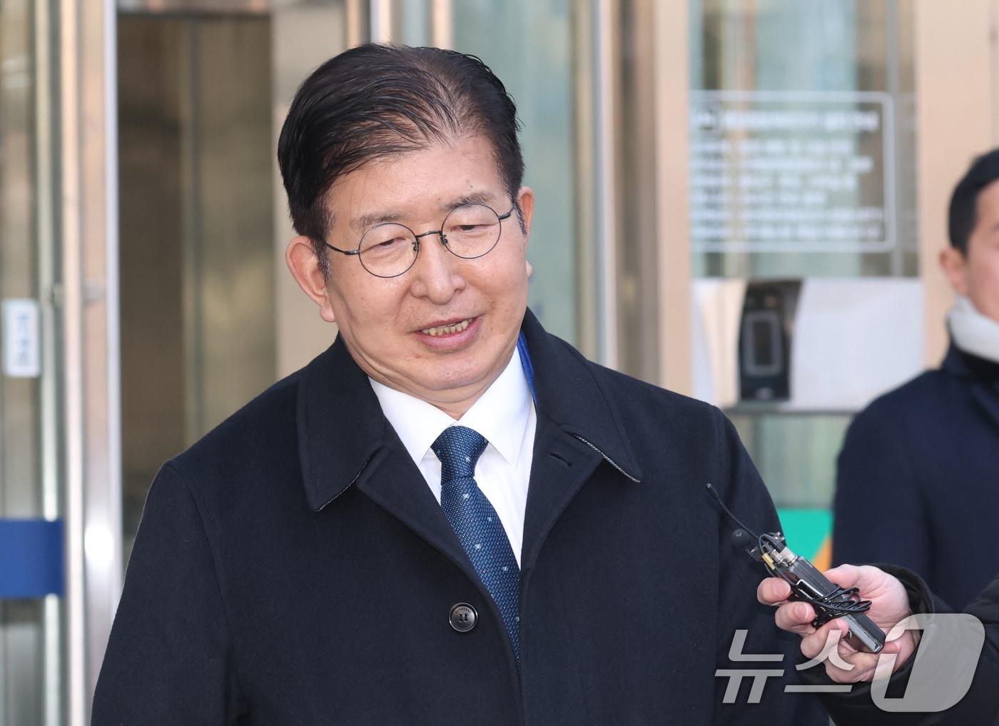 본문 이미지 - 제22대 국회의원 선거 당시 '재산 축소 의혹'으로 재판에 넘겨진 이상식 더불어민주당 의원(경기 용인갑)이 19일 오후 경기 수원시 영통구 수원지방법원에서 열린 1심 선고공판을 마치고 나와 입장을 밝히고 있다.2025.2.19/뉴스1 ⓒ News1 김영운 기자