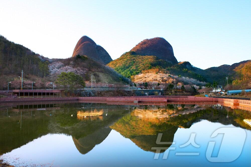 본문 이미지 - 19일 전북자치도 진안군이 서울 더 플라자 호텔에서 열린‘2025 K-브랜드 어워즈’에서 K-도시 웰니스 관광도시 부문에 선정됐다. 사진은 마이산 전경.(진안군제공. 재판매 및 DB금지)