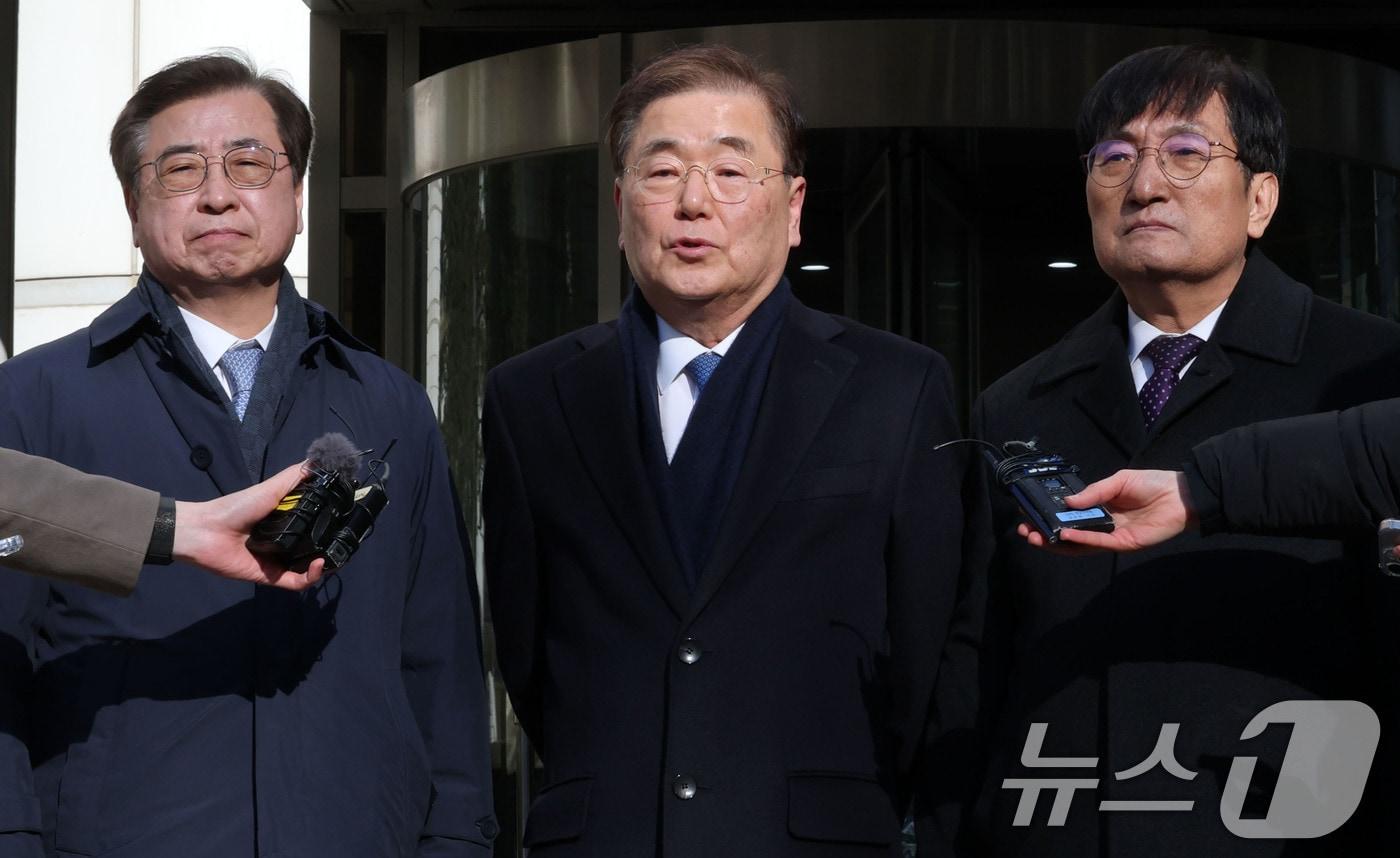 서훈 전 국가정보원장&#40;왼쪽부터&#41;, 정의용 전 국가안보실장, 노영민 전 대통령비서실장이 19일 서울 서초구 서울중앙지방법원에서 열린 &#39;강제북송&#39; 관련 국가정보원법위반 선고공판을 마치고 나서며 입장을 밝히고 있다. 2025.2.19/뉴스1 ⓒ News1 박세연 기자