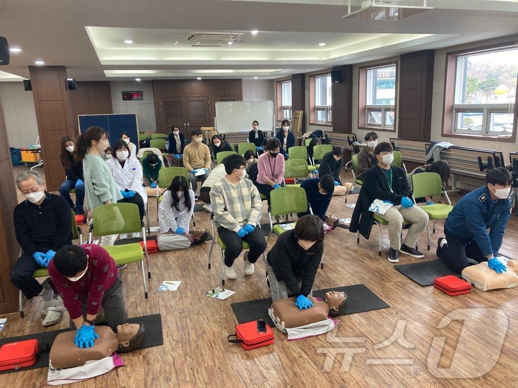 본문 이미지 - 강원 양양군 보건소 심폐소생술 및 응급처치 교육.&#40;양양군 제공, 재판매 및 DB 금지&#41; 2025.2.19/뉴스1