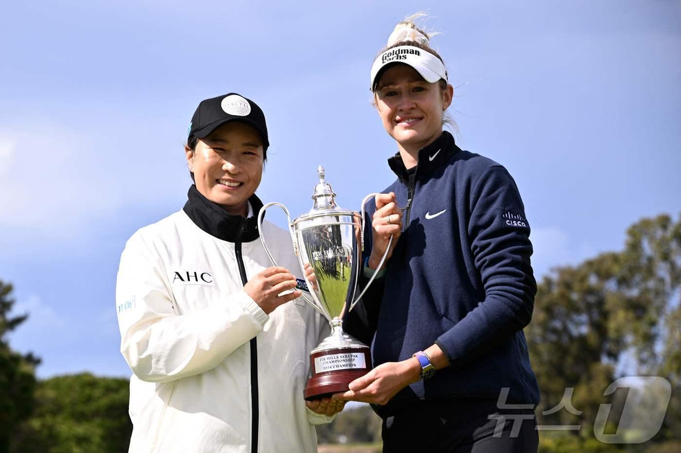 지난해 열린 퍼힐스 박세리 챔피언십 초대 우승자인 넬리 코다(미국)와 호스트 박세리가 기념 촬영하는 모습. ⓒ AFP=뉴스1