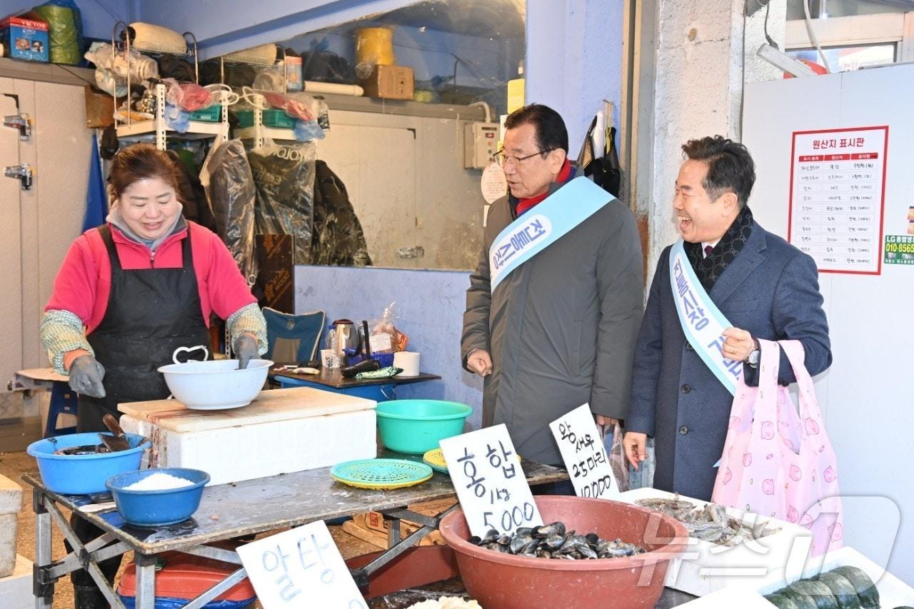 본문 이미지 - 이현재 경기 하남시장(사진 가운데)이 덕풍·신장 전통시장에 방문해 상인들과 소통의 시간을 갖고 있다.(하남시 제공, 재판매 및 DB 금지)/뉴스1
