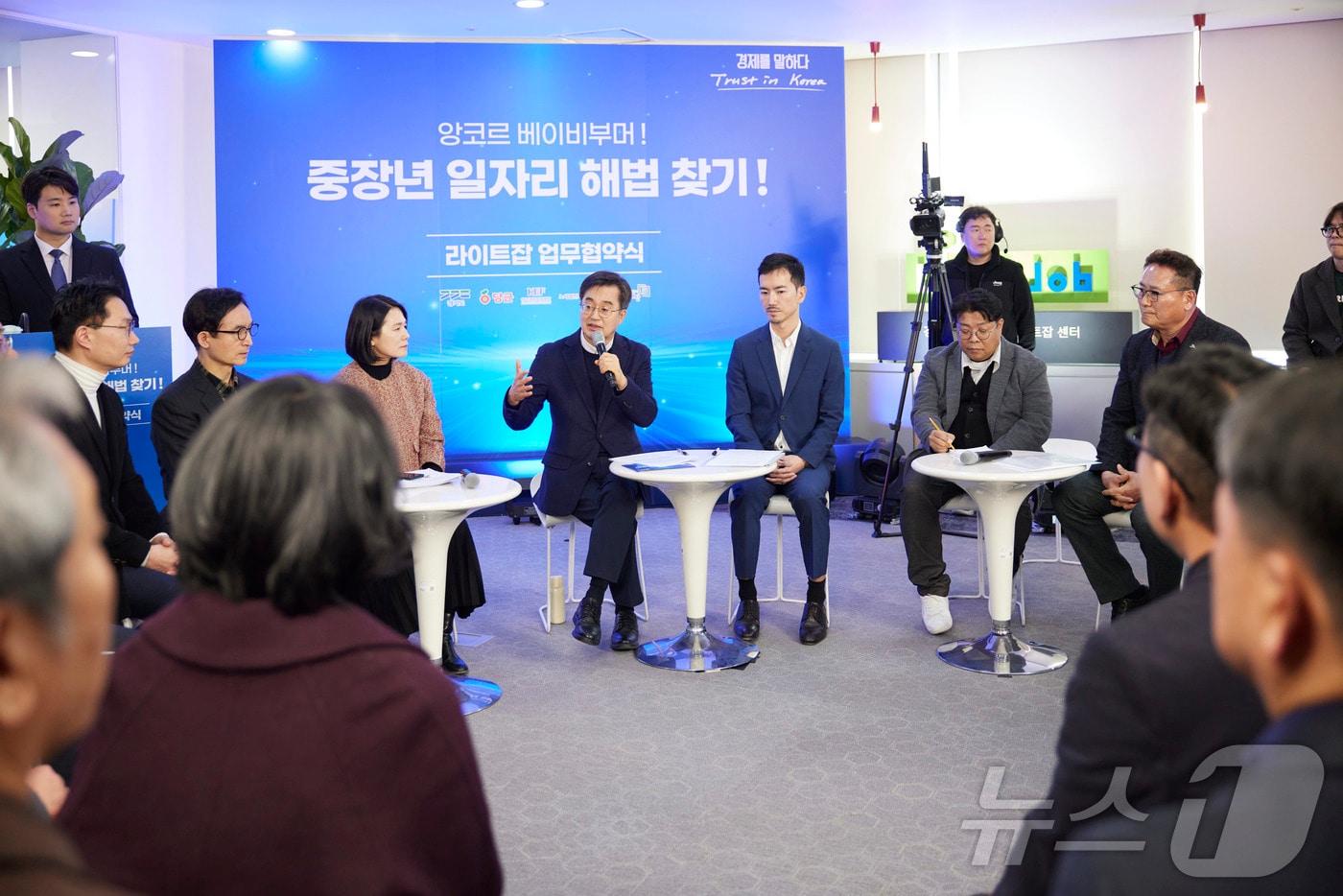19일 오후 차세대융합기술원에서 열린 중장년 일자리 해법 찾기 업무협약식에서 김동연 경기도지사가 베이비부머와 타운홀 미팅을 하고 있다.(경기도 제공, 재판매 및 DB금지)