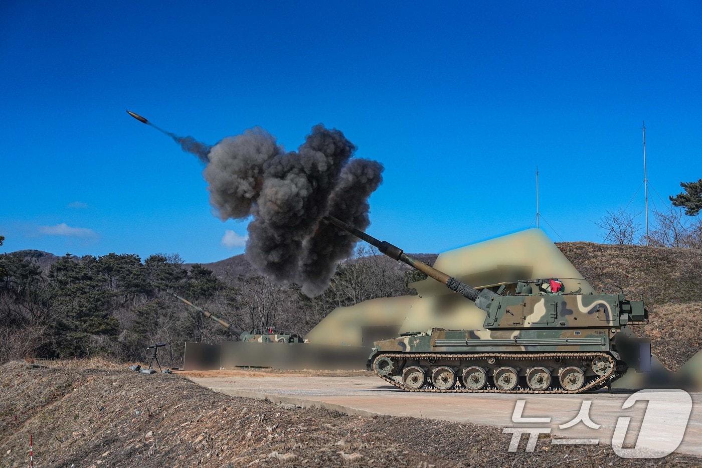 지난 2월 서북도서방위사령부 예하 포병부대가 K-9 해상사격훈련을 하고 있다. (국방부 제공. 재판매 및 DB 금지) 2025.2.19/뉴스1