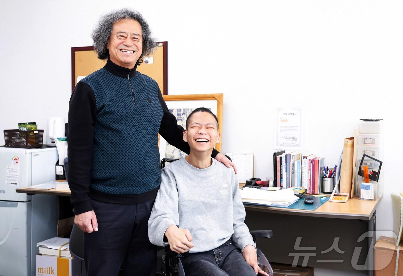 대구대 일반대학원 특수교육학과 언어청각장애아교육 전공 유장군 학생&#40;오른쪽&#41;과 초등특수교육과의 최성규 교수. &#40;대구대 제공. 재판매 및 DB 금지&#41;