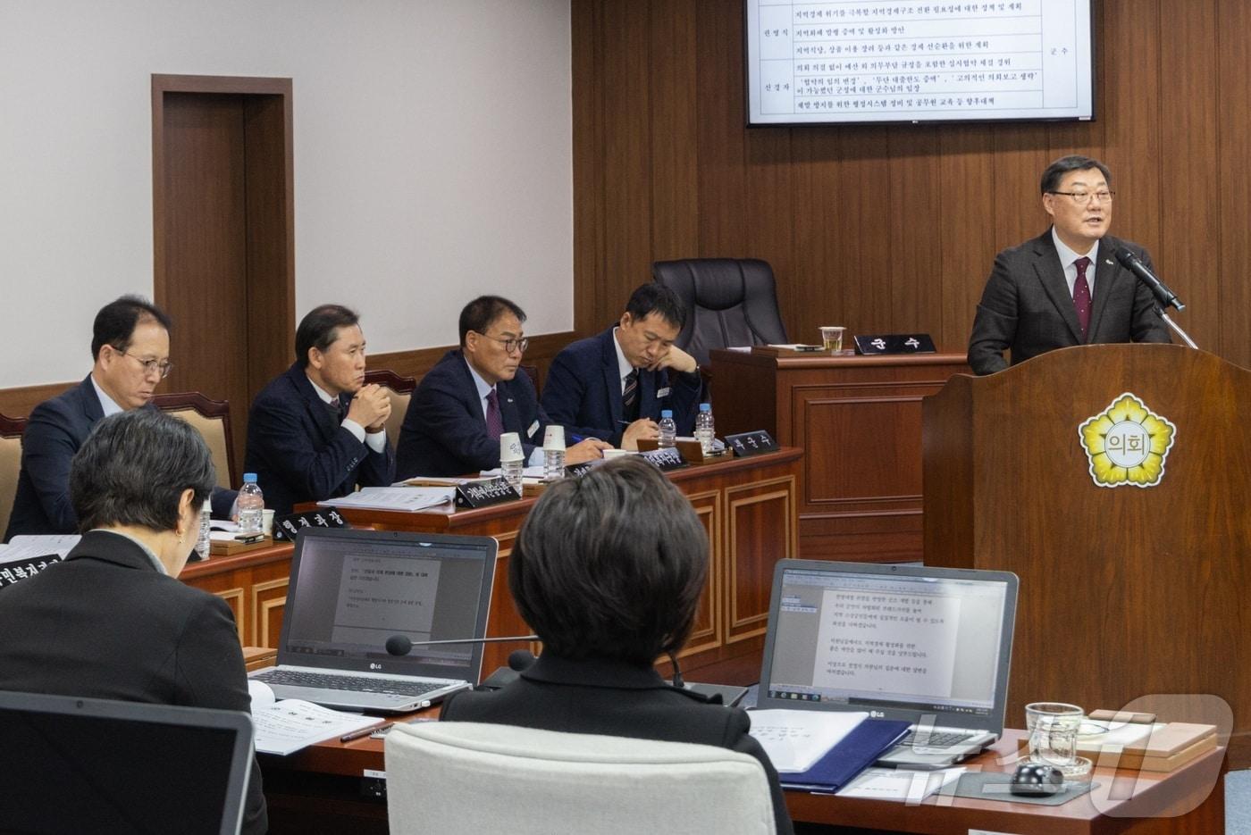 김윤철 합천군수&#40;오른쪽&#41;가 19일 제287회 합천군의회 임시회 제2차 본회의에서 군정 질문에 답변을 하고 있다&#40;합천군 제공. 재판매 및 DB금지&#41;. 2025.2.19