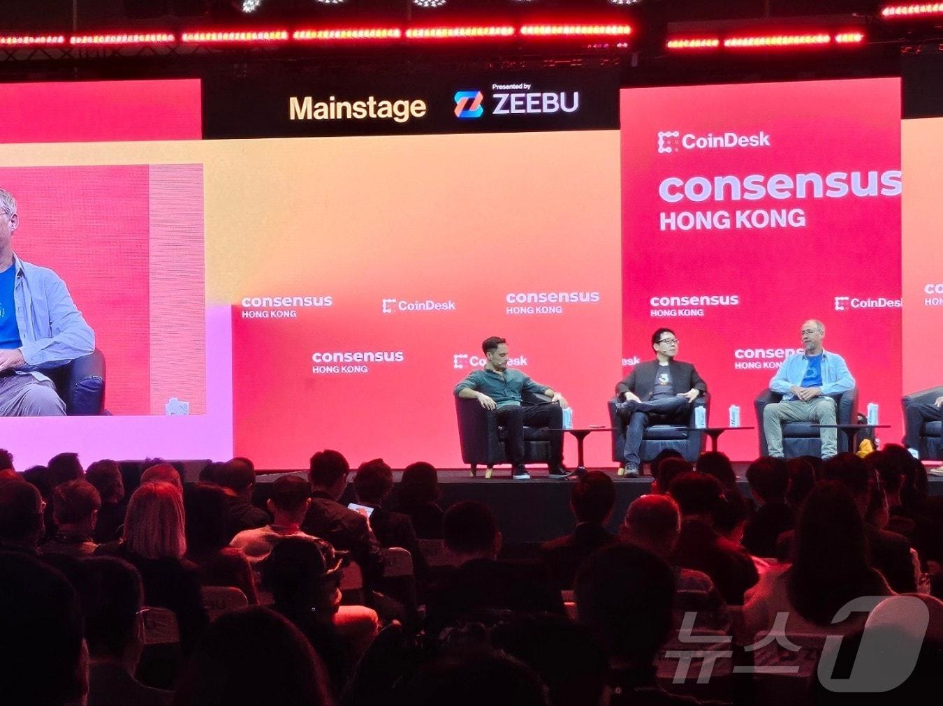 본문 이미지 - 19일 &#39;컨센서스 홍콩&#39; 현장에서 참가자들이 연사들의 패널 토론을 듣고 있다.