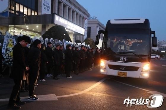 본문 이미지 - 항의성 민원에 시달리다가 스스로 세상을 떠난 김포시 공무원 노제/뉴스1