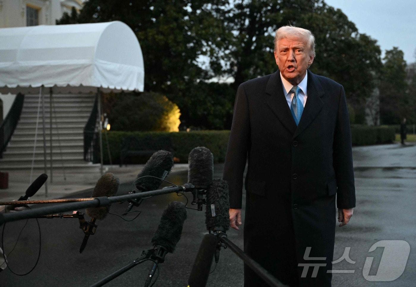 도널드 트럼프 미국 대통령이 31일(현지시간) 플로리다주 팜비치에 있는 마러라고 리조트로 가기 위해 워싱턴 백악관을 나서면서 취재진을 만나고 있다. 2025.02.02 ⓒ AFP=뉴스1 ⓒ News1 우동명 기자