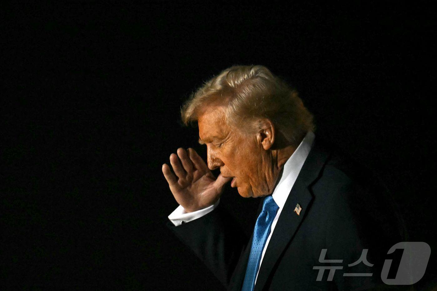 본문 이미지 - 도널드 트럼프 미국 대통령이 31일(현지시간) 플로리다주 팜비치에 있는 마러라고 리조트로 가기 위해 웨스트 팜비치의 공항에 도착을 하며 경례를 하고 있다. 2025.02.02 ⓒ AFP=뉴스1 ⓒ News1 우동명 기자