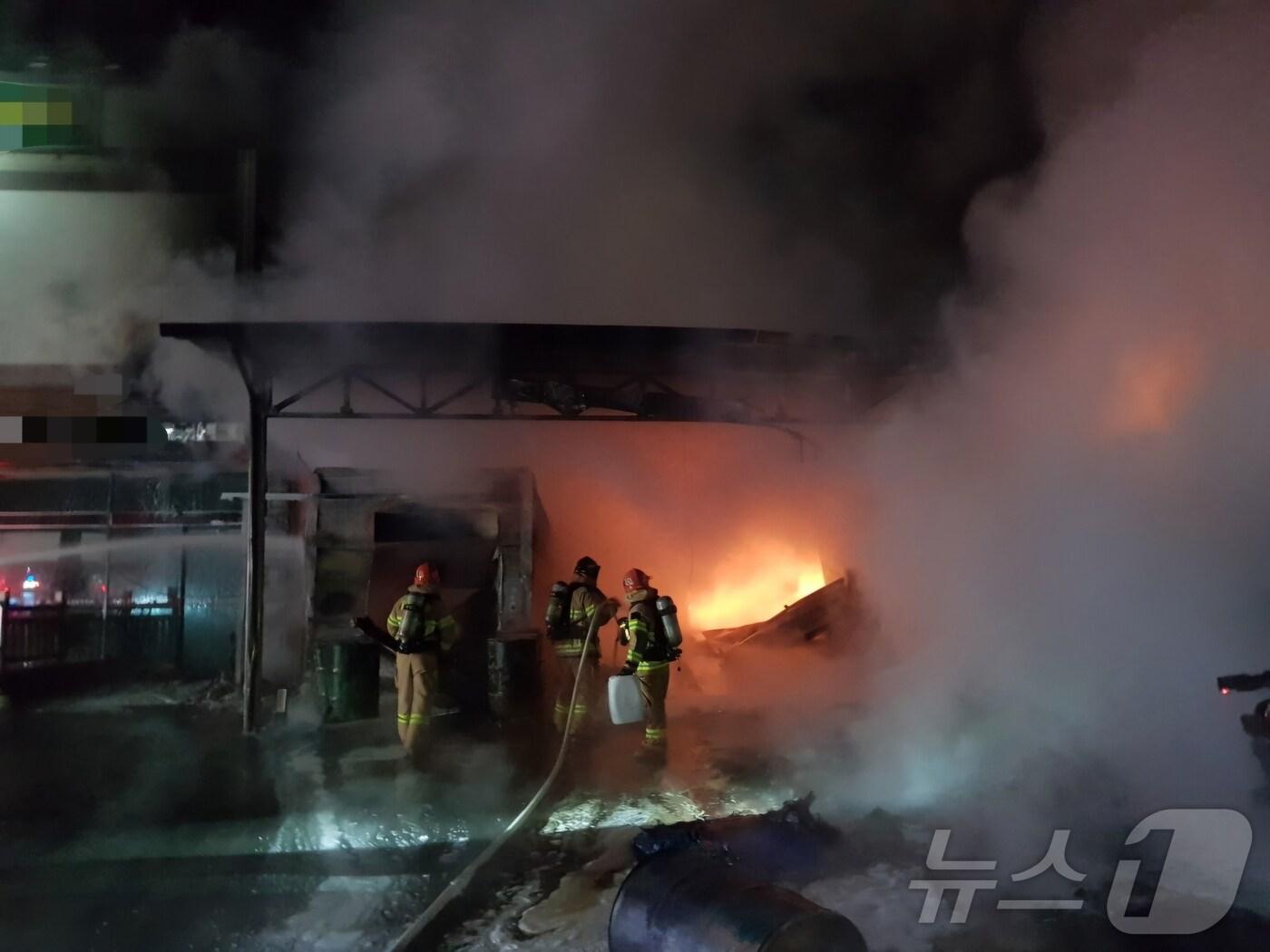 본문 이미지 - 1일 오후 8시 47분쯤 경북 예천군 은풍면 한 벌꿀 농축창고에서 불이 나 소방당국이 진화하고 있다.&#40;경북소방본부 제공&#41;