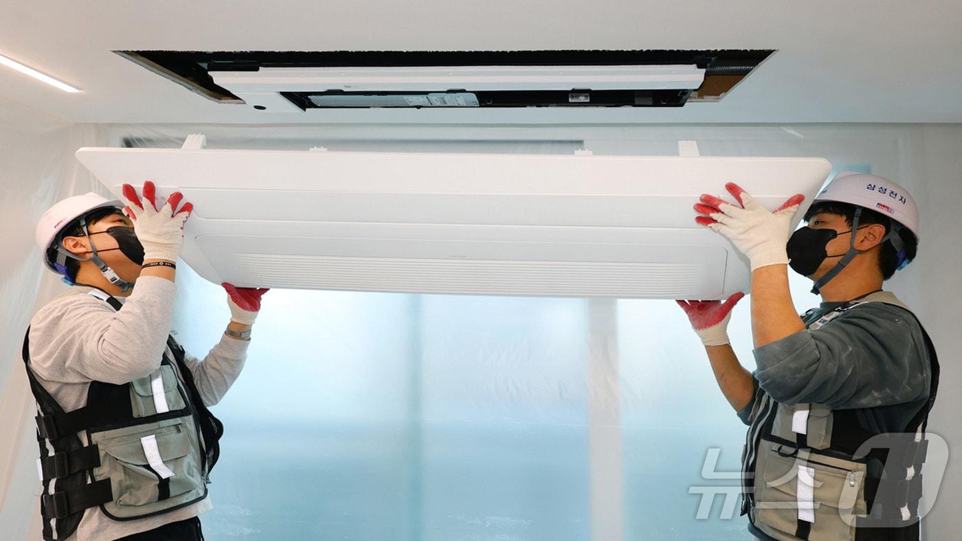 '삼성 인테리어핏 키트'를 활용해 비스포크 무풍 시스템에어컨을 설치하고 있다(삼성전자 제공). ⓒ 뉴스1