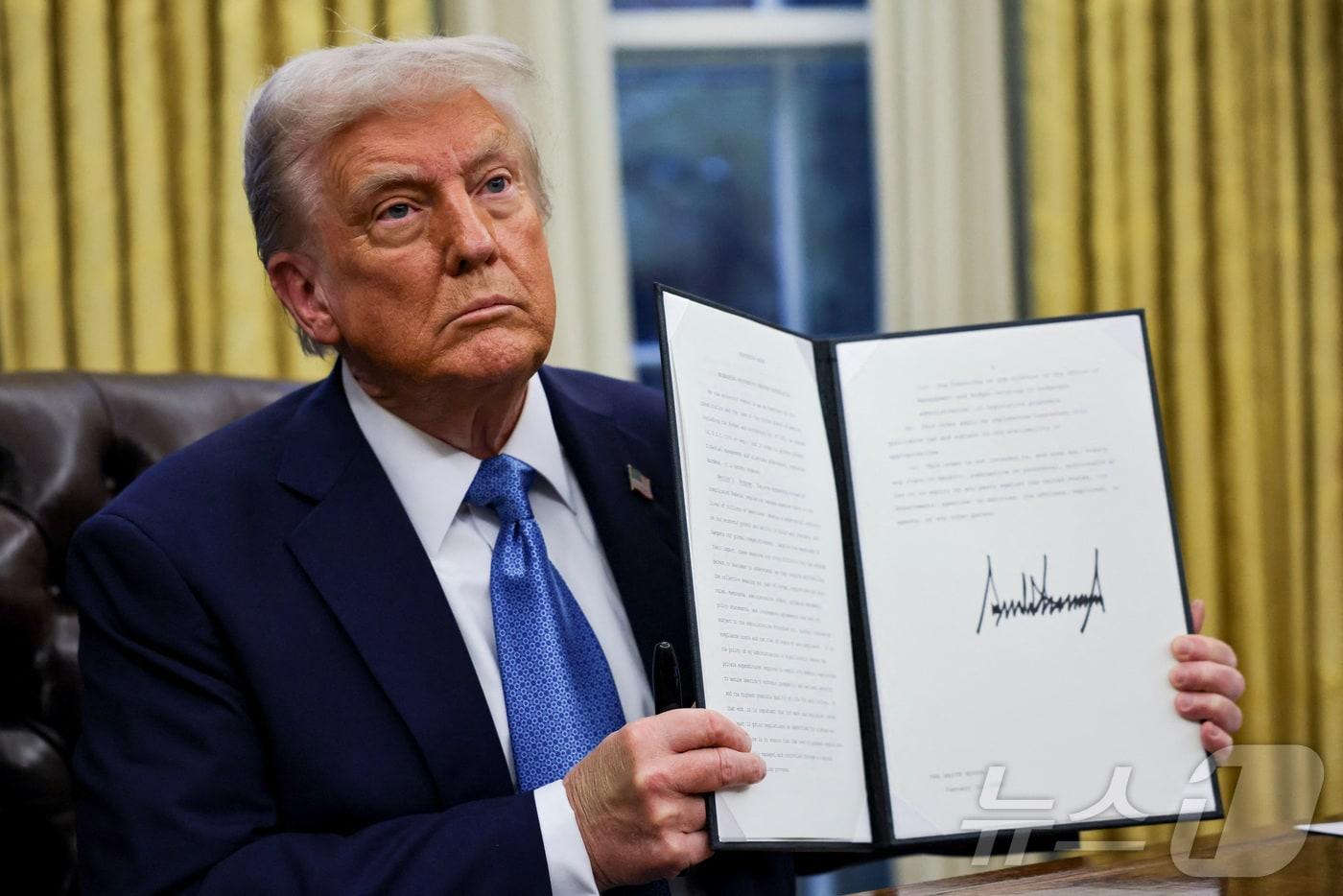 도널드 트럼프 미국 대통령이 지난달 31일&#40;현지시간&#41; 미국 워싱턴DC 백악관 집무실에서 행정명령에 서명하고 있다. ⓒ 로이터=뉴스1 ⓒ News1 류정민 특파원