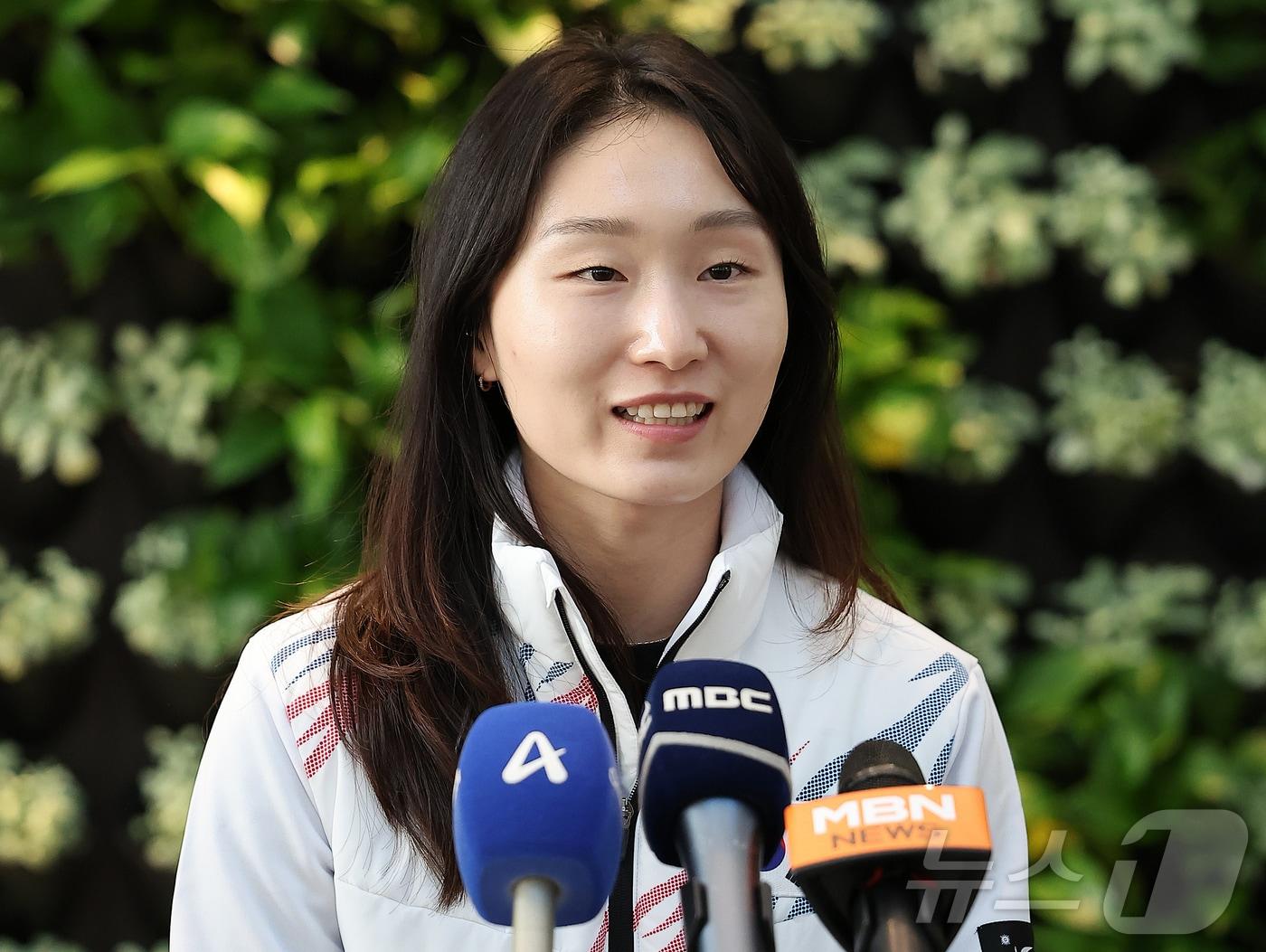 본문 이미지 - 2025 하얼빈 동계 아시안게임에 나서는 대한민국 쇼트트랙 대표팀의 최민정이 2일 오전 인천국제공항에서 출국 전 인터뷰를 하고 있다.  2025.2.2/뉴스1 ⓒ News1 김진환 기자