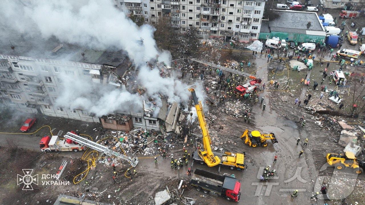 본문 이미지 - 지난 2월 1일(현지시간) 우크라이나 폴타바에서 러시아 군의 미사일 포격을 받은 주거 건물서 소방대원이 진화 작업을 하고 있다(자료사진) 2025.02.02 ⓒ 로이터=뉴스1 ⓒ News1 우동명 기자