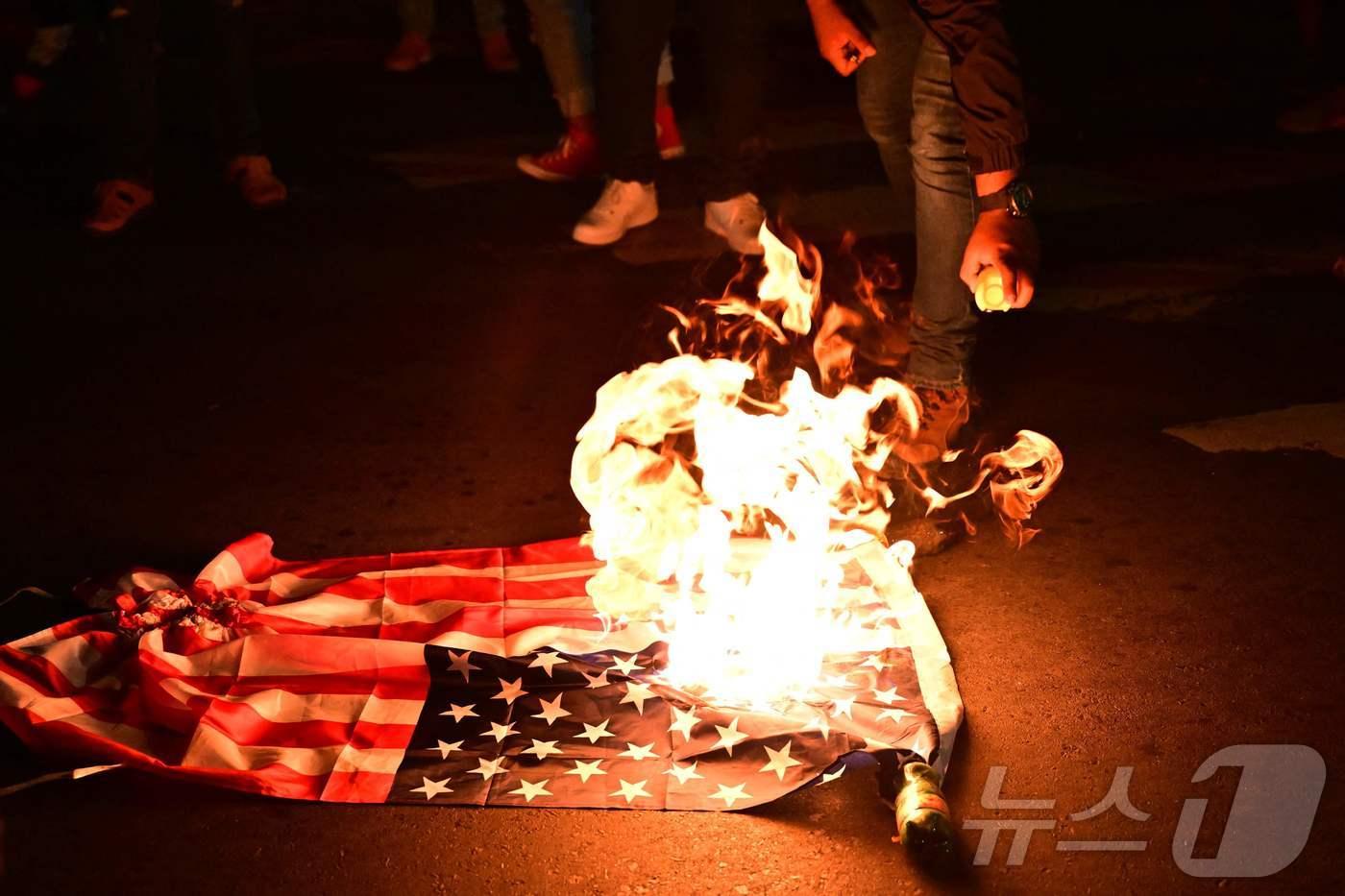 불에 타고 있는 미국 성조기. <자료사진> ⓒ AFP=뉴스1 ⓒ News1 우동명 기자