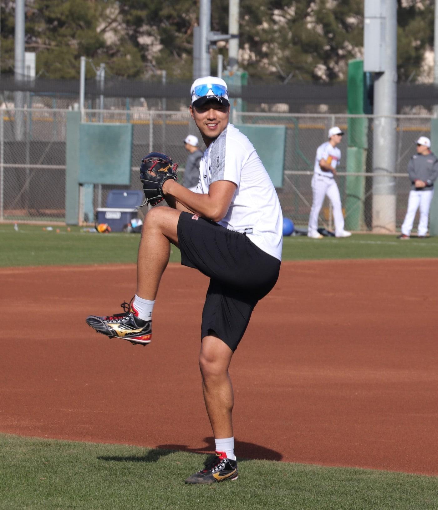 본문 이미지 - LG 투수 정우영이 스프링캠프에서 투구하고 있다.(LG 트윈스 제공)