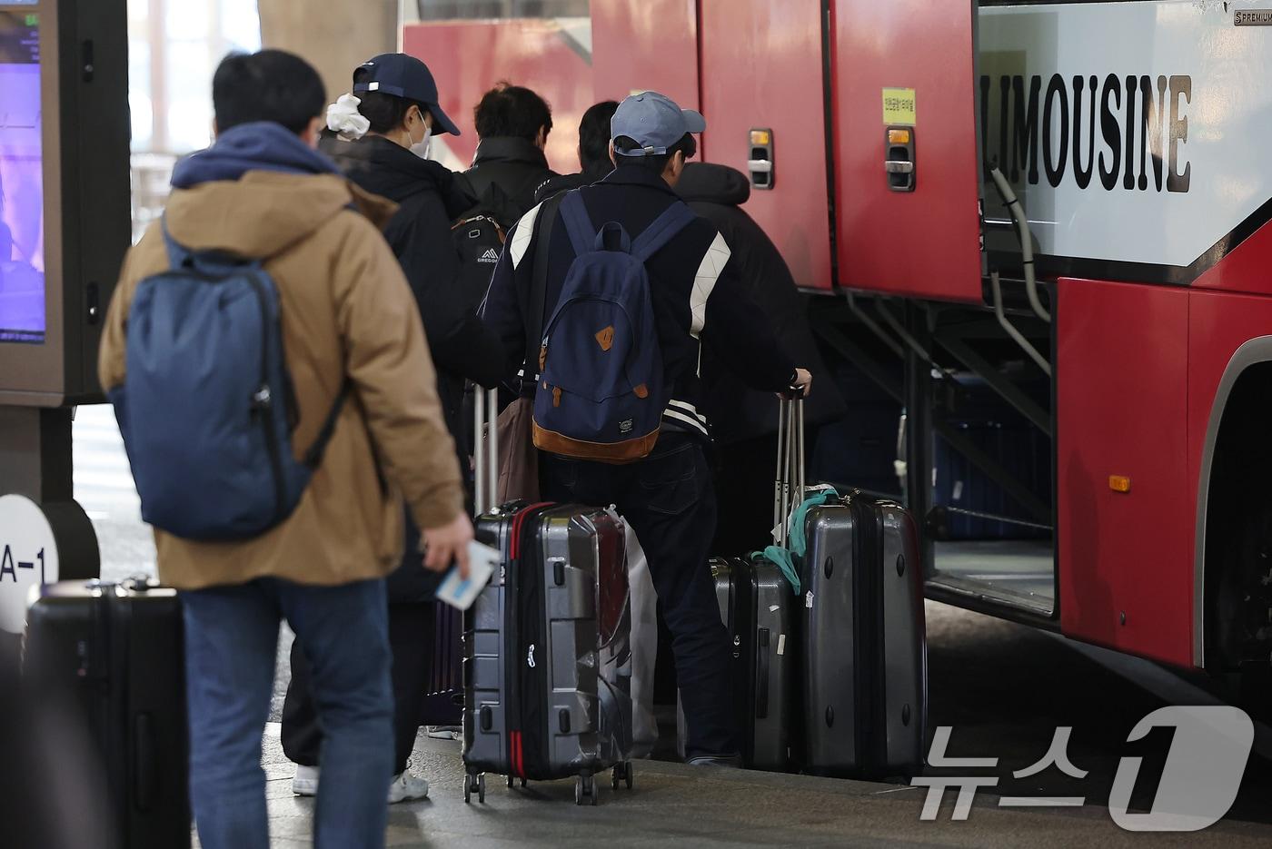 본문 이미지 - 인천국제공항 제1터미널 입국장 밖 버스정류장. ⓒ 뉴스1 김진환 기자