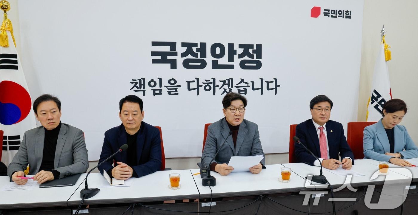 본문 이미지 - 권성동 국민의힘 원내대표가 2일 서울 여의도 국회에서 현안 관련 기자간담회를 하고 있다. 왼쪽부터 박수민 원내대변인, 최은석 비서실장, 권 원내대표, 김대식 수석대변인, 서지영 원내대변인. 2025.2.2/뉴스1 ⓒ News1 안은나 기자