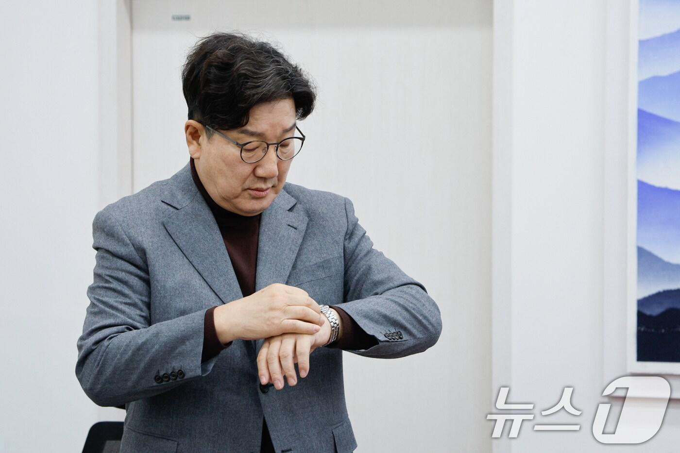 권성동 국민의힘 원내대표가 2일 서울 여의도 국회에서 현안 관련 기자간담회를 하기 전 시계를 확인하고 있다. 2025.2.2/뉴스1 ⓒ News1 안은나 기자