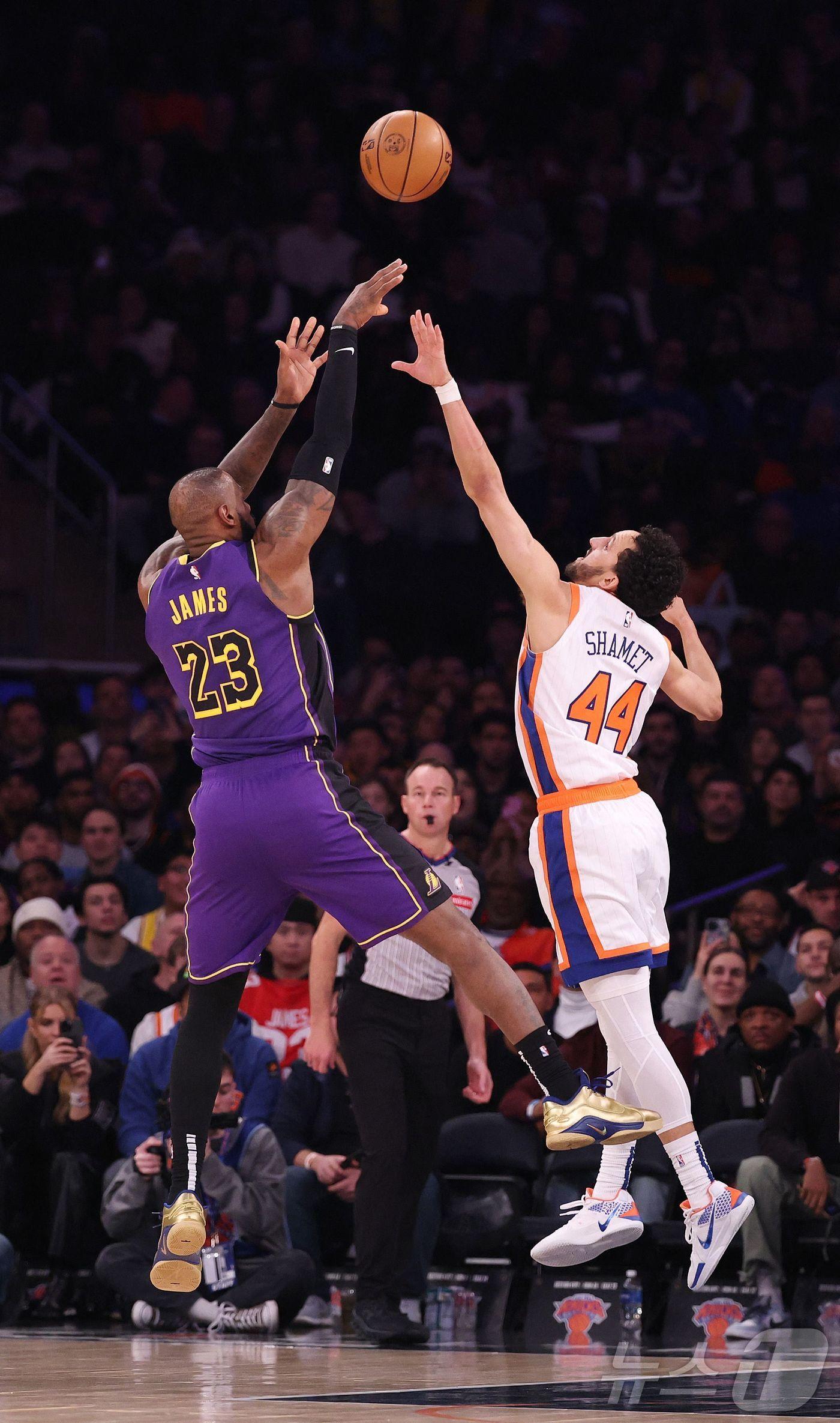 본문 이미지 - NBA 레이커스 르브론 제임스(왼쪽)가 2일(한국시간) 뉴욕 닉스와 경기에서 슛을 쏘고 있다. ⓒ AFP=뉴스1