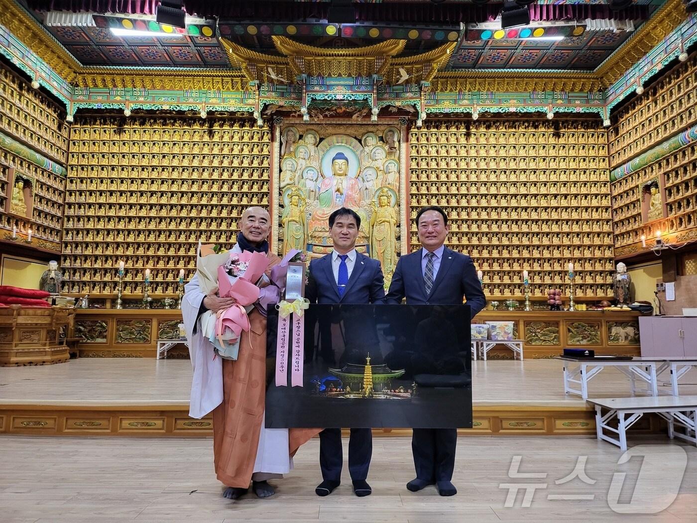 본문 이미지 - 좌측부터 퇴우 정념스님, 국립공원공단 김도헌 경영기획이사, 오대산국립공원사무소 남성열 소장.(오대산국립공원사무소 제공) 2025.2.2/뉴스1