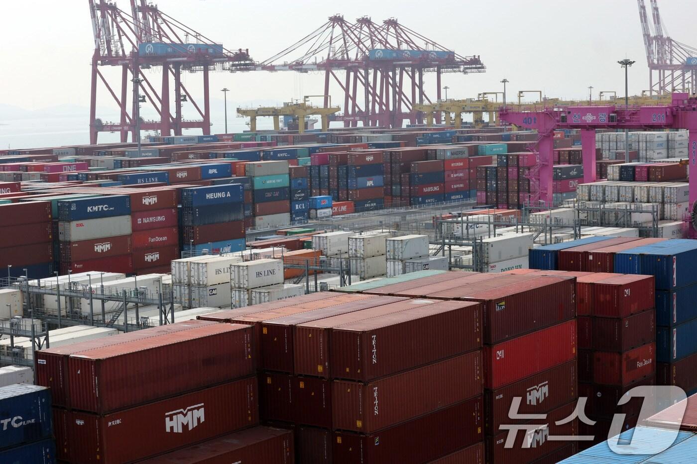 본문 이미지 - 2일 인천시 연수구 인천신항에 컨테이너들이 쌓여있다. 2 2025.2.2/뉴스1 ⓒ News1 박세연 기자