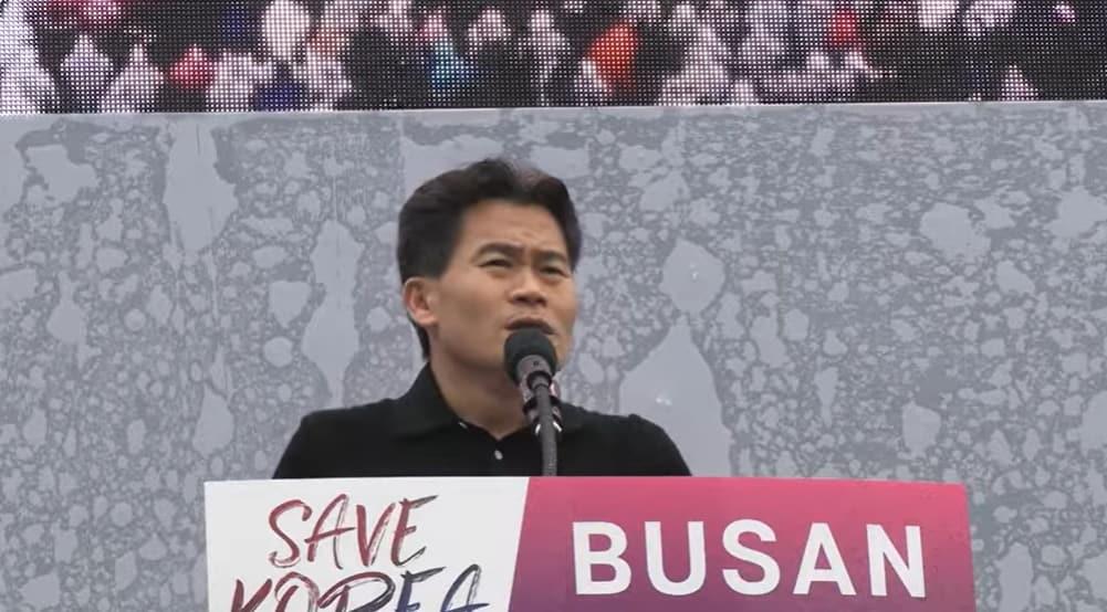 본문 이미지 - 1일 부산역 광장에서 열린 윤석열 대통령 탄핵 반대 집회 연사로 참석해 발언하고 있는 전한길 씨. &#40;유튜브 갈무리&#41;