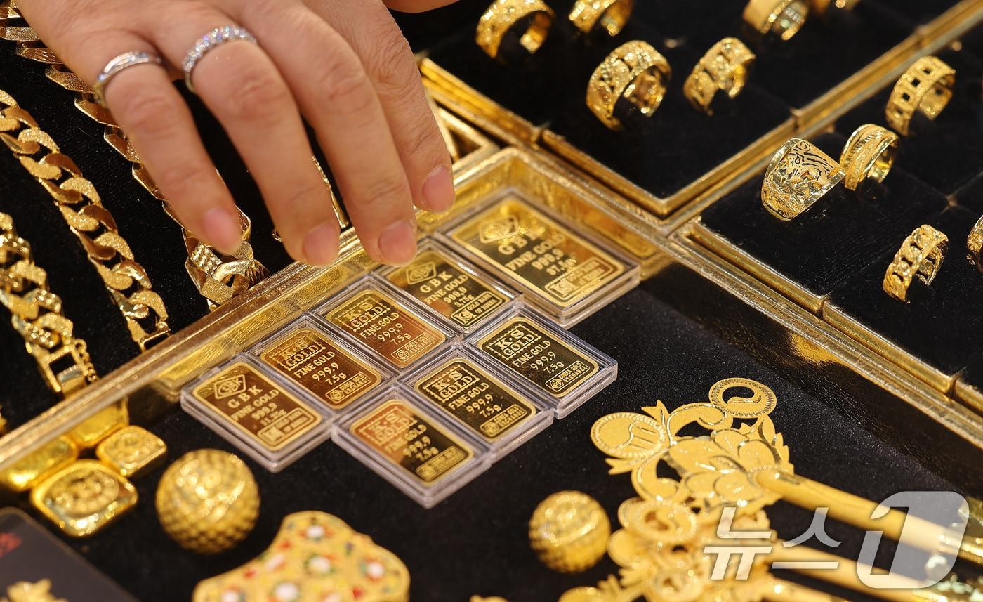 도널드 트럼프 미국 대통령의 관세 위협으로 안전자산 선호가 높아지며 국제 금값이 역대 최고가를 경신한 2일 서울 종로구에 위치한 귀금속도매상점에서 직원이 금 제품을 정리하고 있다. 지난 1일 한국거래소 국제금시세 동향에 따르면 전일 g당 종가는 13만520원으로 나타났다. 국내 시장에서는 순금 한 돈&#40;3.75g&#41; 돌반지 가격이 50만원을 훌쩍 넘어 60만원대를 보이고 있다. 2025.2.2/뉴스1 ⓒ News1 임세영 기자