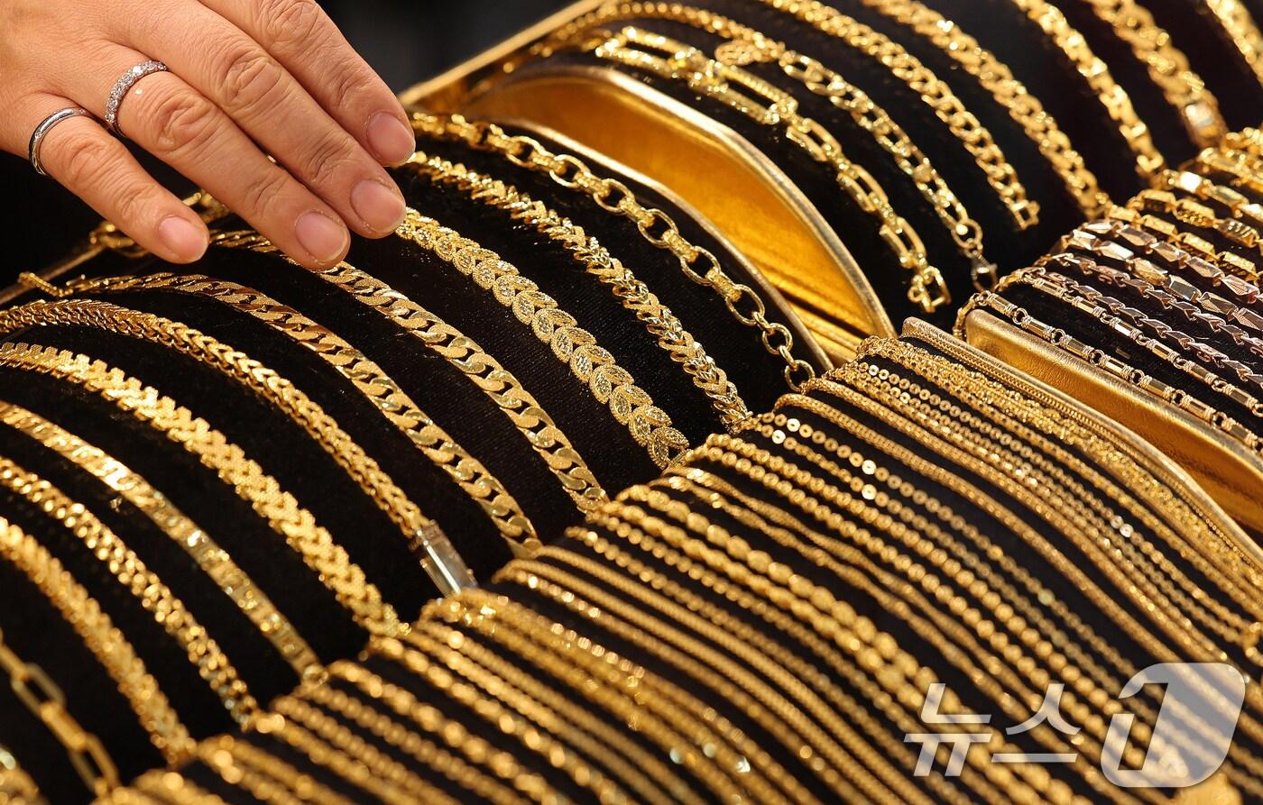 서울 종로구에 위치한 귀금속도매상점에서 직원이 금 제품을 정리하고 있다. 2025.2.2/뉴스1 ⓒ News1 임세영 기자