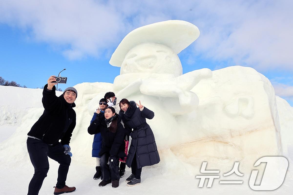 본문 이미지 - 2일 오후 강원도 평창군 대관령면 송천 일원에서 열린 '제31회 대관령눈꽃축제'를 찾은 관광객들이 눈조각존에서 축제를 즐기고 있다. (평창군 제공) 2025.2.2 ⓒ 뉴스1 김진환 기자