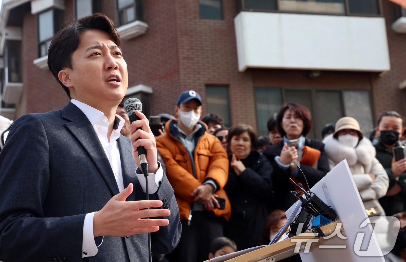 본문 이미지 - 이준석 개혁신당 국회의원이 2일 서울 마포구 홍대거리에서 현안 기자회견을 하고 있다. 2025.2.2/뉴스1 ⓒ News1 김명섭 기자