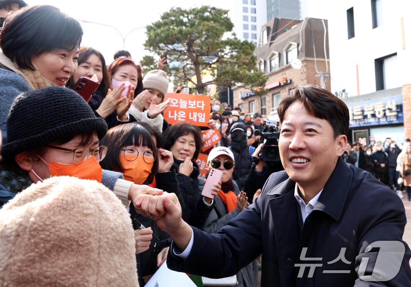 이준석 개혁신당 국회의원이 2일 서울 마포구 홍대거리에서 현안 기자회견에 앞서 지지자들과 인사를 하고 있다. 2025.2.2/뉴스1 ⓒ News1 김명섭 기자