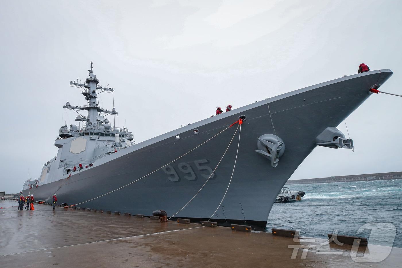 본문 이미지 -  해군기동함대사령부 최신예 이지스구축함 정조대왕함(DDG-II·8200톤급)이 모항인 해군제주기지에 입항하고 있다. 2025.2.2 ⓒ 뉴스1 사진공동취재단