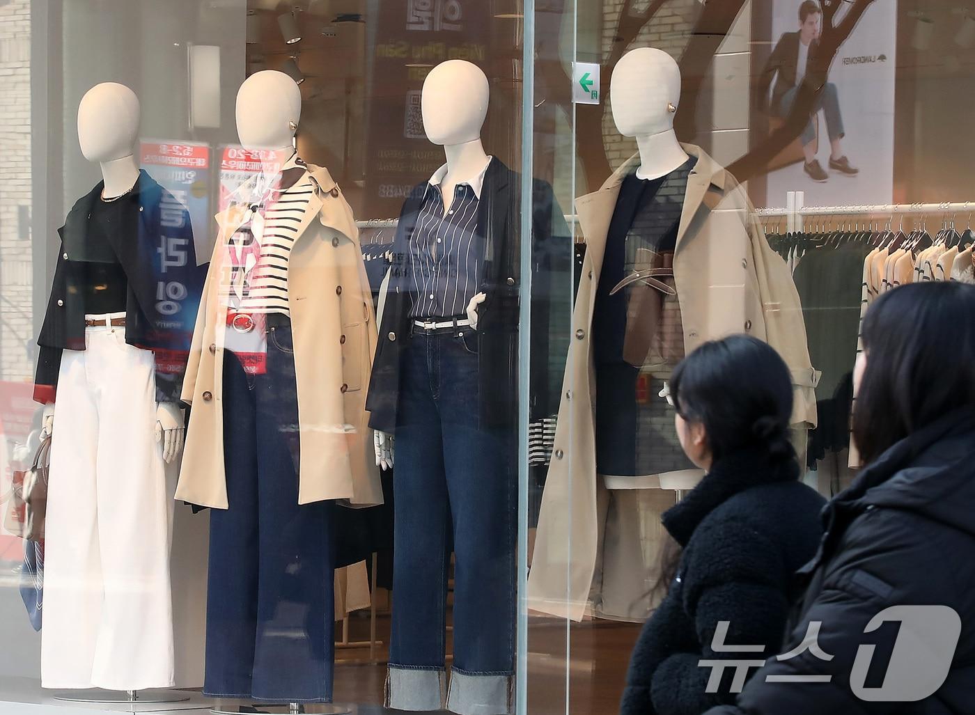 본문 이미지 - 지난 2일 오후 포근한 날씨가 찾아온 가운데 대구 중구 동성로 한 의류매장에 전시된 봄옷이 눈길을 끌고 있다. 2025.2.2/뉴스1 ⓒ News1 공정식 기자