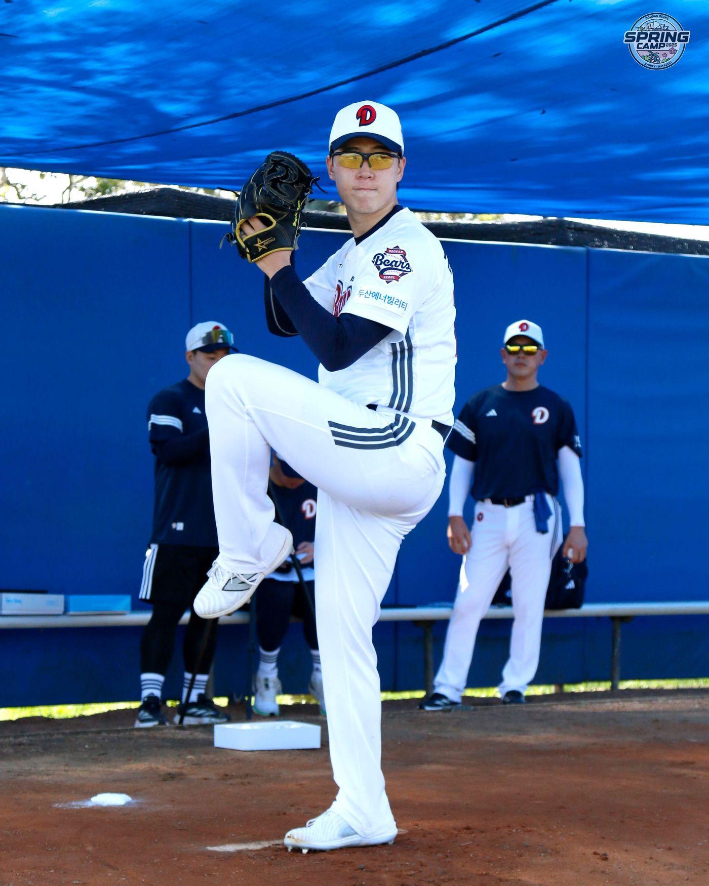 본문 이미지 - 두산 베어스 투수 김유성이 스프링캠프에서 불펜 피칭을 하고 있다.(두산 베어스 제공)