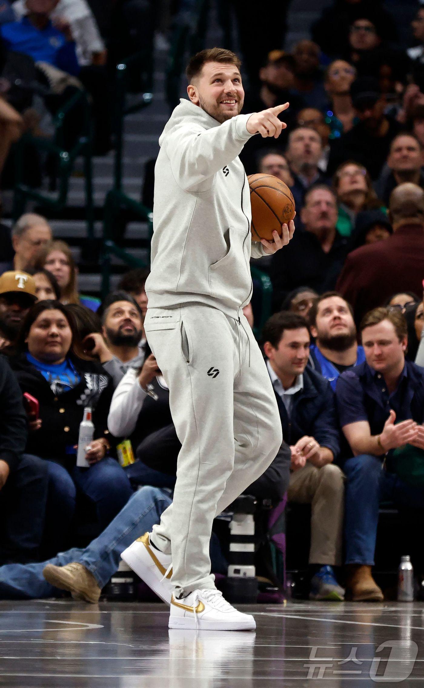 본문 이미지 - NBA 루카 돈치치가 트레이드로 LA 레이커스 유니폼을 입는다. ⓒ AFP=뉴스1
