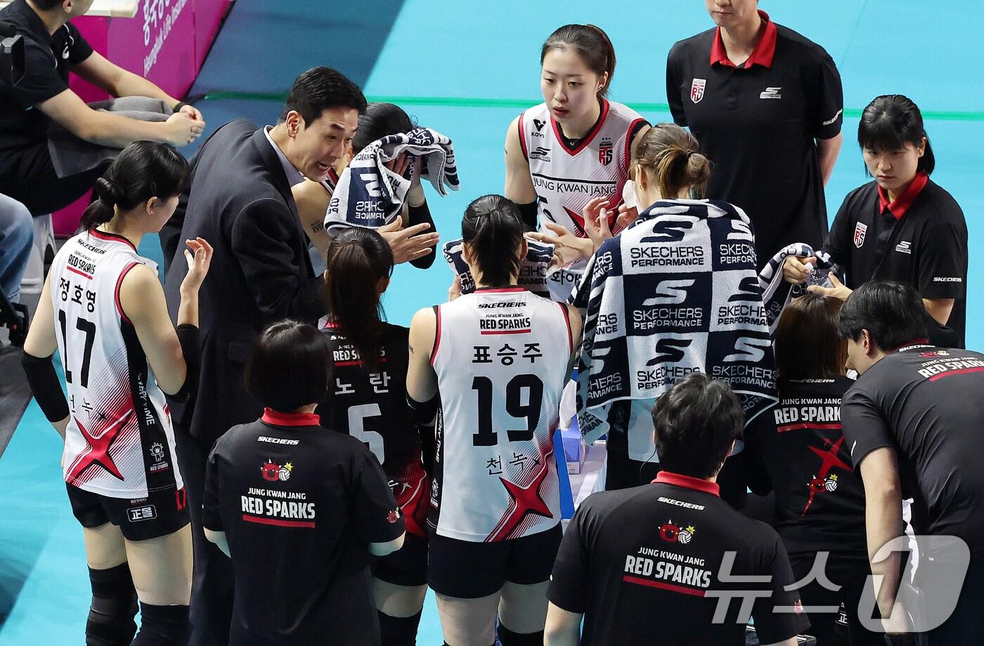 2일 인천시 부평구 삼산월드체육관에서 열린 프로배구 여자부 '도드람 2024-2025 V-리그' 흥국생명과 정관장의 경기에서 정관장 고희진 감독이 작전지시를 하고 있다. 2025.2.2/뉴스1 ⓒ News1 박세연 기자